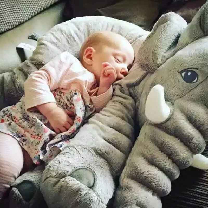Bebe sieste sur Eddy Elephant Peluche XXL