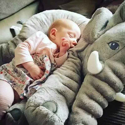 Bebe sieste sur Eddy Elephant Peluche XXL