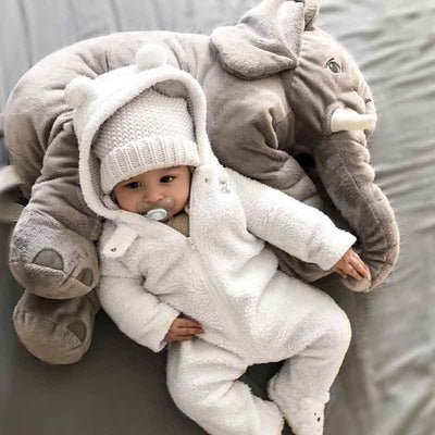 Bebe se repose sur Peluche Elephant Geant XXL