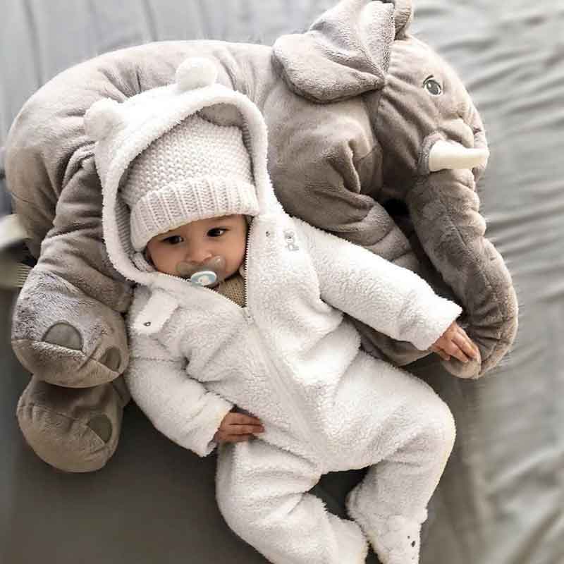 Bebe se repose sur Peluche Elephant Geant XXL